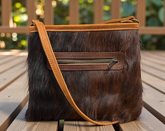 Bolso bandolera pequeño con pelo sobre piel