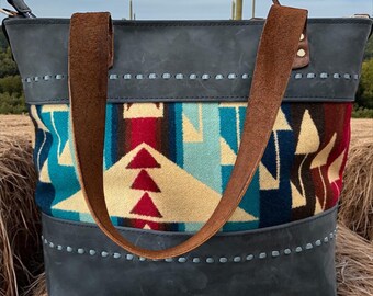 Bolso de mano de piel flor azul con lana y cierre de cremallera