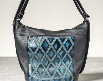 Bolso convertible Krystal de piel flor: bandolera, mochila y portadocumentos oculto