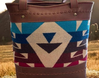 Bolso de mano de piel flor con lana