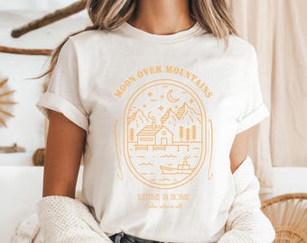 T-Shirt mit Cottage-Grafik, Mond über Bergen, Geschenk für Naturliebhaber, Outdoor-Camping- und Waldmotiv, Retro-Camping- und wildes Naturdesign.