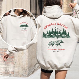 Gemütliches Sweatshirt mit Wolfsmotiv, Outdoor-Bekleidung mit Wolfsprint, von der Natur inspirierter Hoodie, Geschenk für Naturliebhaber, Outdoor-Sportbekleidung. Bild 5