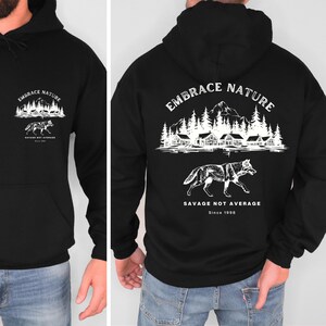 Gemütliches Sweatshirt mit Wolfsmotiv, Outdoor-Bekleidung mit Wolfsprint, von der Natur inspirierter Hoodie, Geschenk für Naturliebhaber, Outdoor-Sportbekleidung. Bild 3
