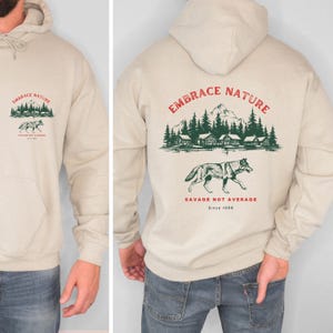 Gemütliches Sweatshirt mit Wolfsmotiv, Outdoor-Bekleidung mit Wolfsprint, von der Natur inspirierter Hoodie, Geschenk für Naturliebhaber, Outdoor-Sportbekleidung. Bild 1