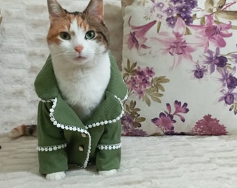 Groene katoenen kattenpyjama, comfortabele kattenkleding, schattige kattennachtjapon, kattenkleding in standaardformaat, kattenjurk met knopen