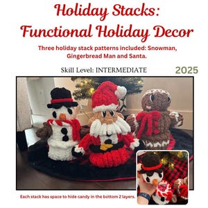 Op de afbeelding: Afbeelding van drie handgemaakte vakantiestapelpatronen: een sneeuwpop, de kerstman en een peperkoekenman. De tekst luidt "Holiday Stacks: Functional Holiday Decor". Elke stapel heeft ruimte om snoep te verstoppen.