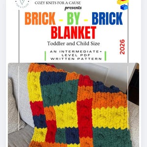 Può includere: Una coperta colorata e fatta a mano con un motivo a mattoni nei toni dell'arancione, giallo, verde, blu e rosso. La coperta è etichettata "BRICK-BY-BRICK BLANKET" ed è per bambini piccoli e bambini. L'immagine include anche testo sul motivo.
