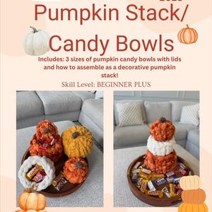 Op de afbeelding: De afbeelding toont een knutselproject met een pompoenthema. De tekst luidt "Pumpkin Stack/Candy Bowls" en geeft instructies voor het samenstellen van decoratieve pompoenstapels. De afbeelding toont afgewerkte pompoensnoepschalen in oranje, wit en geel, gevuld met snoep.