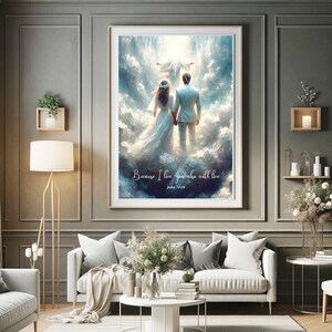 Puede incluir: Una pintura de una pareja con atuendo de boda caminando hacia una luz brillante en las nubes. El texto "Porque yo vivo, vosotros también viviréis" y "Juan 14:19" están escritos debajo de la pareja.