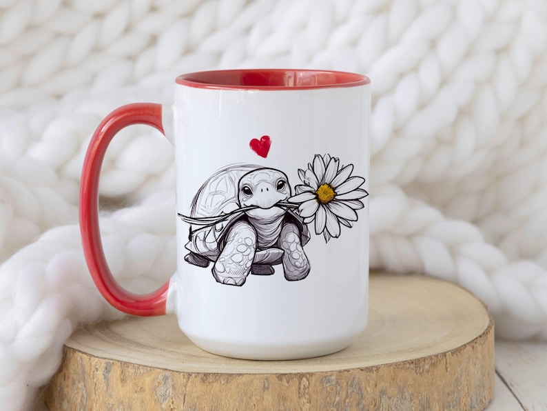 Puede incluir: Taza de cer&aacute;mica blanca con borde y asa rojos. La taza presenta una ilustraci&oacute;n en blanco y negro de una tortuga sosteniendo una margarita con un coraz&oacute;n rojo encima.