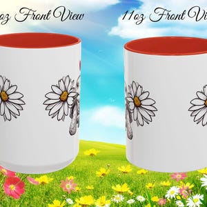 Puede incluir: Dos tazas de cer&aacute;mica blanca con bordes rojos. Ambas tazas presentan un dise&ntilde;o de margarita en blanco y negro. La taza de la izquierda dice "15oz Front View" y la taza de la derecha dice "11oz Front View".