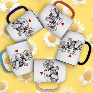 Puede incluir: Conjunto de seis tazas de cer&aacute;mica blanca con asas negras. Cada taza presenta una ilustraci&oacute;n en blanco y negro de una tortuga sosteniendo una margarita. Las tazas tienen corazones rojos.