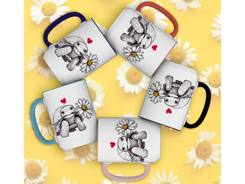 Puede incluir: Conjunto de seis tazas de cer&aacute;mica blanca con asas negras. Cada taza presenta una ilustraci&oacute;n en blanco y negro de una tortuga sosteniendo una margarita. Las tazas tienen corazones rojos.