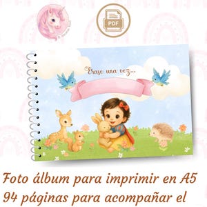 Puede incluir: Un álbum de fotos para bebés con encuadernación en espiral, con una ilustración de Blancanieves y un conejito. La portada tiene el texto "Erase una vez..." y una pancarta rosa. El álbum contiene 94 páginas.
