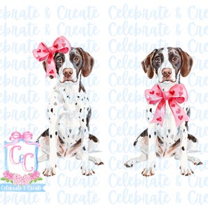 以下が含まれることがあります： ハートのついたピンクのリボンをつけた、ジャーマン・ショートヘアード・ポインターの犬のウォーターカラーイラストが2つ。犬は前足を交差させて座っています。背景は、薄いブルーのウォーターカラーパターンで、「Celebrate & Create」というテキストが繰り返し書かれています。