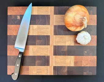 Tabla de cortar de madera de grano final: Nogal, cerezo, arce. Bandeja para embutidos (39,4 cm x 30,5 cm x 4,1 cm).