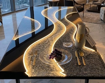 Mesa de comedor de resina de lujo hecha a mano, borde natural de epoxi personalizado, muebles con iluminación LED brillante y detalles en oro negro.