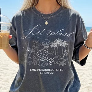 Maglietta personalizzata &quot;Coasted Bachelorette&quot;, maglietta &quot;Ultimo Splash Bachelor&quot;, maglietta &quot;Beach Bachelor&quot;, t-shirt &quot;Fisherman Aesthetic Bridal Party&quot;, colori comfort