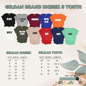 Pu&ograve; includere: Una selezione di t-shirt Gildan unisex e per ragazzi in vari colori, tra cui nero, bianco e rosso. L'immagine mostra anche tabelle delle taglie per taglie unisex e ragazzi, con misure in pollici. Le magliette sono in 100% cotone.