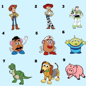 Może przedstawiać: Kolekcja dziewięciu postaci z Toy Story, w tym Woody, Buzz Astral, Jessie, Pan i Pani Głowa Ziemniaka, Rex, Slinky Dog i Hamm. Postacie są ułożone w siatkę na jasnoniebieskim tle.