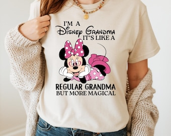Soy la abuela de Disney. Es como una abuela normal pero más mágica. Camiseta de la abuela de Disney. Camiseta del día de la madre. Camiseta divertida de la abuela de Minnie Mouse.