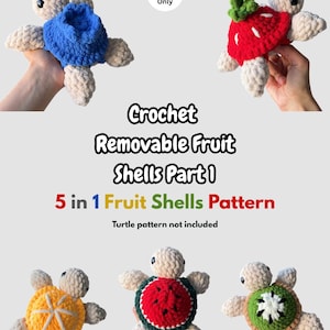 Puede incluir: Una colección de cinco caparazones de tortuga tejidos a ganchillo con diseños de frutas que incluyen fresa, naranja, sandía y kiwi, junto a un caparazón azul. El texto dice: PDF Pattern Only, Crochet Removable Fruit Shells Part 1, 5 in 1 Fruit Shells Pattern, Turtle pattern not included.