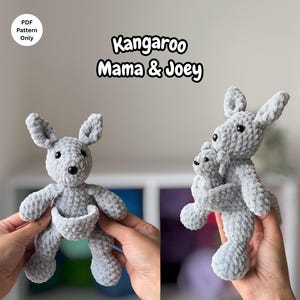 Könnte beinhalten: Zwei graue Häkeltier-Kängurus, eines mit einem Jungtier in seinem Beutel. Der Text "Kangaroo Mama & Joey" befindet sich über den Plüschtieren. Die Plüschtiere haben schwarze Augen und sind aus weichem, strukturiertem Garn gefertigt. Das Bild enthält auch den Text "PDF Pattern Only".