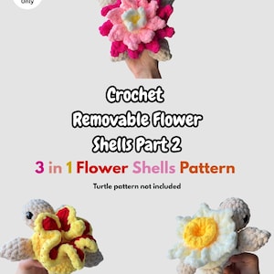 Pode incluir: Um padrão de crochê intitulado Crochet Removable Flower Shells Part 2 e 3 in 1 Flower Shells Pattern. Apresenta três tartarugas de pelúcia com carapaças intercambiáveis: uma com uma flor rosa, uma com uma flor amarela e vermelha e uma com uma flor branca e amarela.