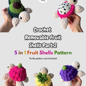 Puede incluir: Una colección de cinco caparazones de tortuga tejidos a ganchillo con forma de fruta, incluyendo diseños de aguacate, pitaya, frambuesa, piña y uva. El texto dice: PDF Pattern Only, Crochet Removable Fruit Shells Part 2, 5 in 1 Fruit Shells Pattern, Turtle pattern not included.
