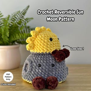 Könnte beinhalten: Ein handgefertigtes Häkelmuster für Sonne und Mond in Gelb und Grau. Die Sonne hat eine gelbe, strukturierte Krone, und der Mond ist grau. Das Muster enthält den Text "Crochet Reversible Sun Moon Pattern", "Low Sew!", "PDF Pattern Only" und "2 Sizes Included".