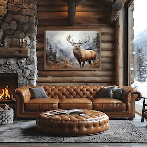 Op de afbeelding: Een gezellige woonkamer met een bruine leren Chesterfield bank, een gecapitonneerde poef en een ingelijst kunstwerk van een hert. De kamer heeft een rustieke uitstraling met een stenen open haard en houten muren, wat een warme sfeer creëert.