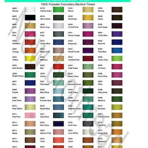 Peut inclure: Un nuancier pr&eacute;sentant 80 bobines de fil &agrave; broder en polyester 100 %. Le nuancier est organis&eacute; par couleur, chaque bobine &eacute;tant &eacute;tiquet&eacute;e avec un num&eacute;ro et un nom de couleur. Les couleurs vont du blanc au noir, avec de nombreuses nuances de rouge, bleu, vert et jaune.