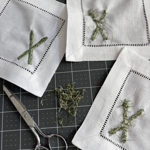 Serviette de table à cocktail en lin personnalisée : monogramme brodé, serviette de table pour boisson ajourée image 8