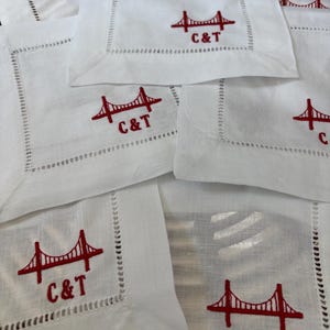 Serviette de table à cocktail en lin personnalisée : monogramme brodé, serviette de table pour boisson ajourée Text & Icon