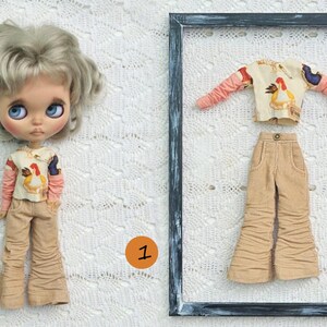 Puede incluir: Una mu&ntilde;eca con cabello rubio ondulado y ojos azules que viste una camisa de manga larga con estampado de gallo y pantalones acampanados de color tostado. Junto a la mu&ntilde;eca hay un conjunto a juego con camisa de gallo y pantalones tostados en un marco negro.