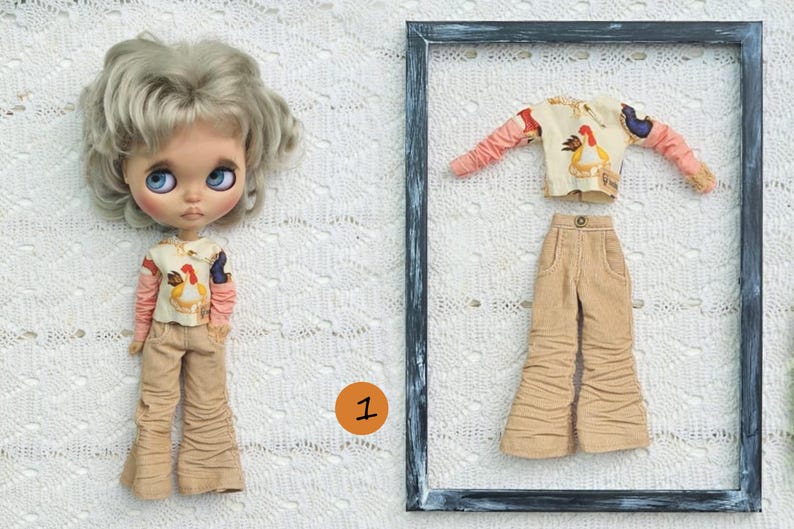 Puede incluir: Una mu&ntilde;eca con cabello rubio ondulado y ojos azules que viste una camisa de manga larga con estampado de gallo y pantalones acampanados de color tostado. Junto a la mu&ntilde;eca hay un conjunto a juego con camisa de gallo y pantalones tostados en un marco negro.