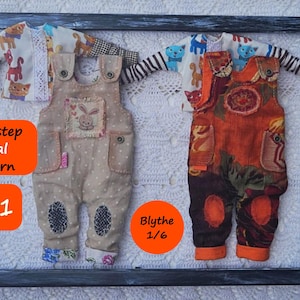 Op de afbeelding: Twee poppenoutfits, één beige met een konijnenapplicatie en de andere van oranje ribfluweel, weergegeven in een zwart frame. De outfits omvatten tuinbroeken en bijpassende tops met dierenprints. De tekst luidt "Step by step Tutorial & pattern" en "2 in 1".