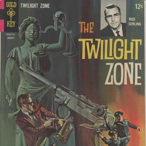 Op de afbeelding: Vintage stripboekcover voor "The Twilight Zone" met Rod Serling. De illustratie toont een pistool, figuren met pistolen en Lady Justice. Tekst bevat "The Twilight Zone", "Gold Key" en "January".
