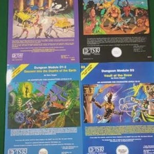 以下が含まれることがあります： 4冊のヴィンテージダンジョンモジュールアドベンチャーブック。表紙は紫、黒、青で、ファンタジーのキャラクターや生き物のカラフルなイラストが描かれています。各本にはTSRのロゴとタイトルテキストが記載されています。