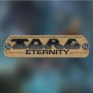Op de afbeelding: Een rechthoekig embleem met de woorden "TARG ETERNITY" in een gestileerd lettertype. Het embleem heeft een lichtbruine, verweerde achtergrond met donkergrijze letters en cirkelvormige decoratieve elementen aan elk uiteinde.