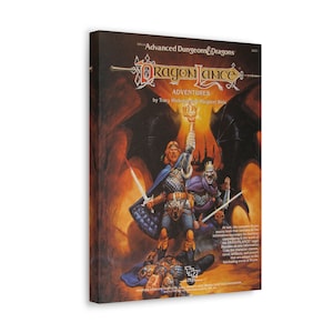 Könnte beinhalten: Ein rechteckiger Leinwanddruck mit dem Buchcover von Advanced Dungeons & Dragons Dragonlance Adventures. Die Illustration zeigt einen Krieger, der einen leuchtenden Gegenstand hochhält, eine Skelettfigur und einen gefallenen Kämpfer.