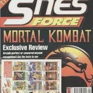 Op de afbeelding: Een vintage SNES Force magazine cover met de titel "Mortal Kombat". De cover bevat een barcode, de prijs en afbeeldingen van het spel. De achtergrond is zwart en oranje.