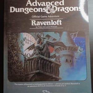 Puede incluir: Un libro de aventuras Ravenloft de Advanced Dungeons & Dragons vintage. La portada presenta una ilustración oscura de un vampiro en un balcón con gárgolas, una torre y murciélagos. El libro es de Tracy y Laura Hickman.