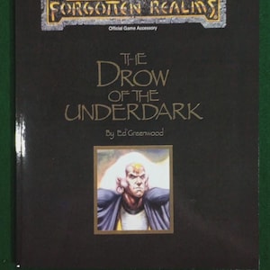 Może przedstawiać: Czarna książka zatytułowana "The Drow of the Underdark" autorstwa Eda Greenwooda, oficjalne akcesorium do gry Advanced Dungeons & Dragons: Forgotten Realms. Okładka przedstawia portret łysego, bladego bohatera.