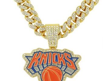 Collier et pendentif New York 22 en acier inoxydable doré, fermoir à griffes à maillons cubiques