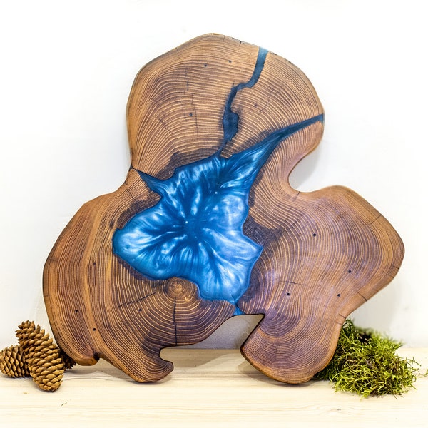 Plateau de présentation (tournant) réalisé en bois flotté de cyprès avec de l'epoxy bleue métalique "deep blue" sur pied de Douglas