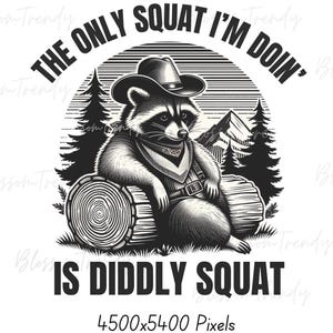 Pode incluir: Ilustração em preto e branco de um guaxinim usando um chapéu de caubói sentado em um tronco. O texto "The only squat I'm doin' is diddly squat" está escrito ao redor do guaxinim.