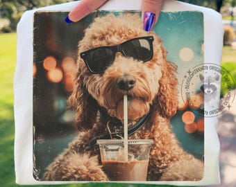 Vintage Cool Dog PNG, drôle de lunettes de soleil chiot buvant du café glacé Sublimation, conception de chemise rétro tendance pour animaux de compagnie, téléchargement numérique de chien mignon