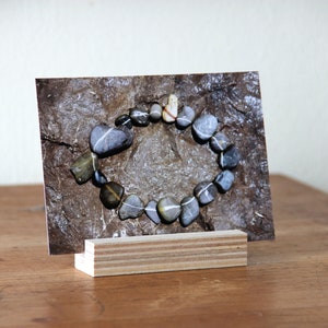 Land art en bord de mer : carte postale photo avec porte-carte en bois