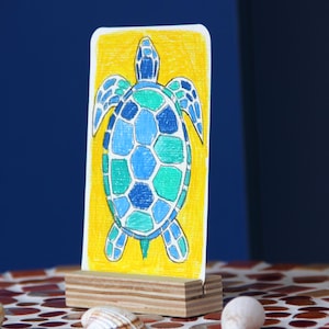 Carte postale originale peinte à la main "Tortue" avec porte-carte en bois